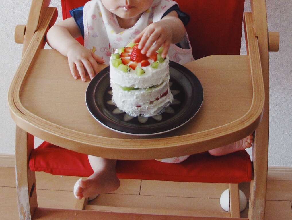 1歳の誕生日ケーキ。普段食べてる食パン・ヨーグルト・フルーツで作りました